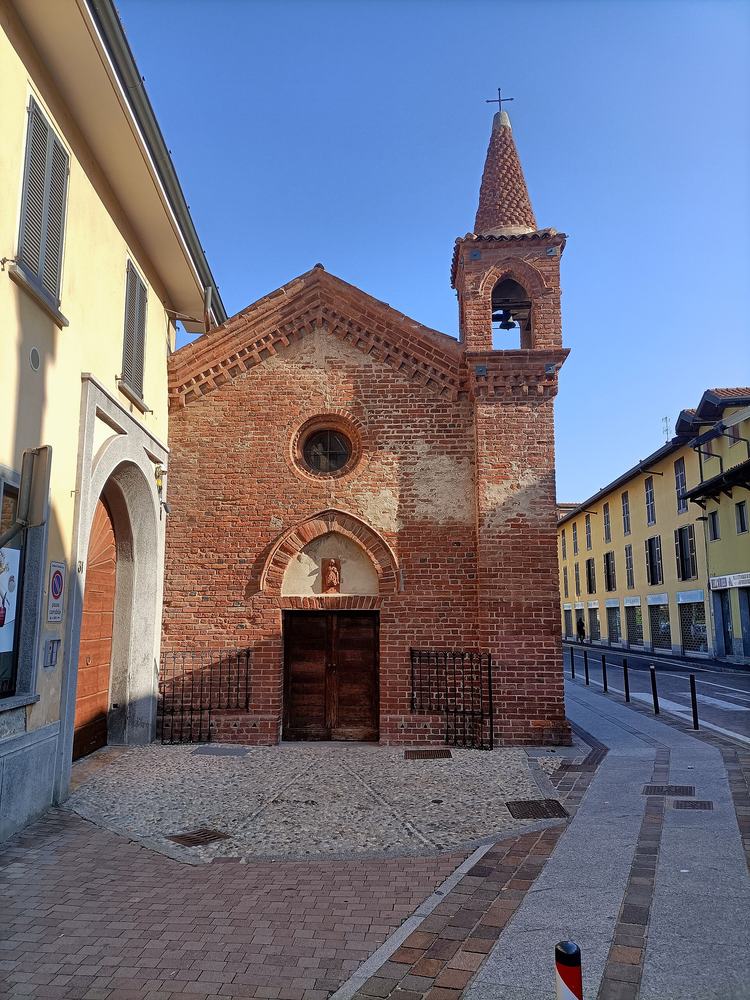 L'oratorio di San Giovanni Battista, chiesetta in mattoni con campanile a Cascine Olona, in una giornata di cielo terso