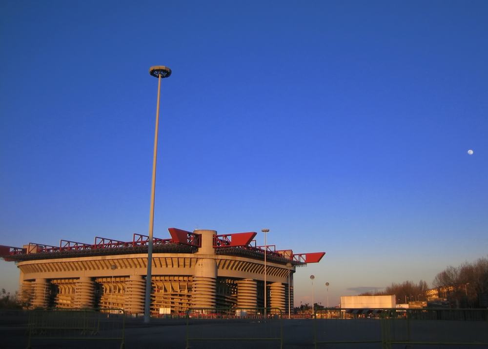 Lo stadio di San Siro al tramonto, visto da lontano
